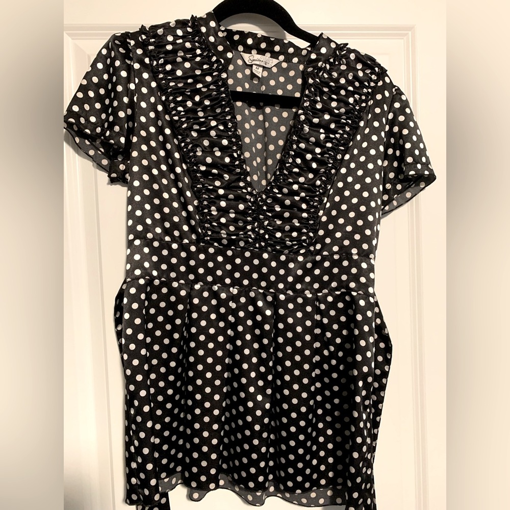 Women’s tie-back polka dot top